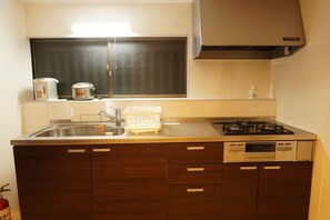Réfrigérateur, micro-ondes, batterie de cuisine, vaisselle et ustensiles