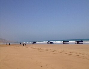 En la playa y toallas de playa 