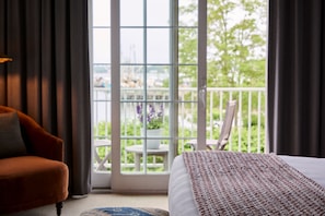 Suíte júnior, sacada, vista para o porto | Lençóis italianos Frette, roupas de cama premium, edredons de pluma
