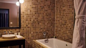 Suite, 1 Schlafzimmer, Terrasse, Hafenblick | Badezimmer | Duschwanne, Designer-Toilettenartikel, Haartrockner, Bademäntel