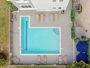 Sæsonbestemt udendørs pool, åben fra kl. 08.00 til kl. 19.00, liggestole