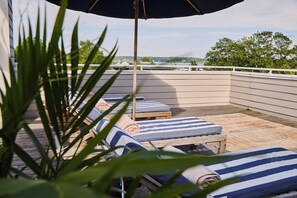ห้องสวีท, 1 ห้องนอน, ระเบียง, วิวท่าเรือ | ลานระเบียง/นอกชาน