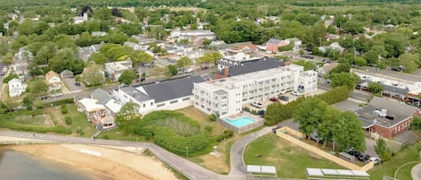 Seasonal outdoor pool, open 8:00 AM to 7:00 PM, pool loungers