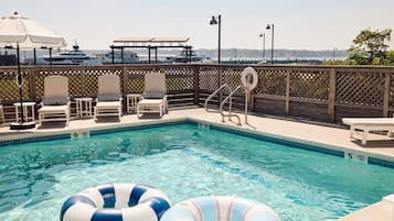 AuĂenpool (je nach Saison geöffnet), LiegestĂŒhle