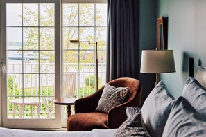 Frette Italian sheets, premium bedding, down duvets, pillow-top beds - The Harbor Front Inn (Greenport)