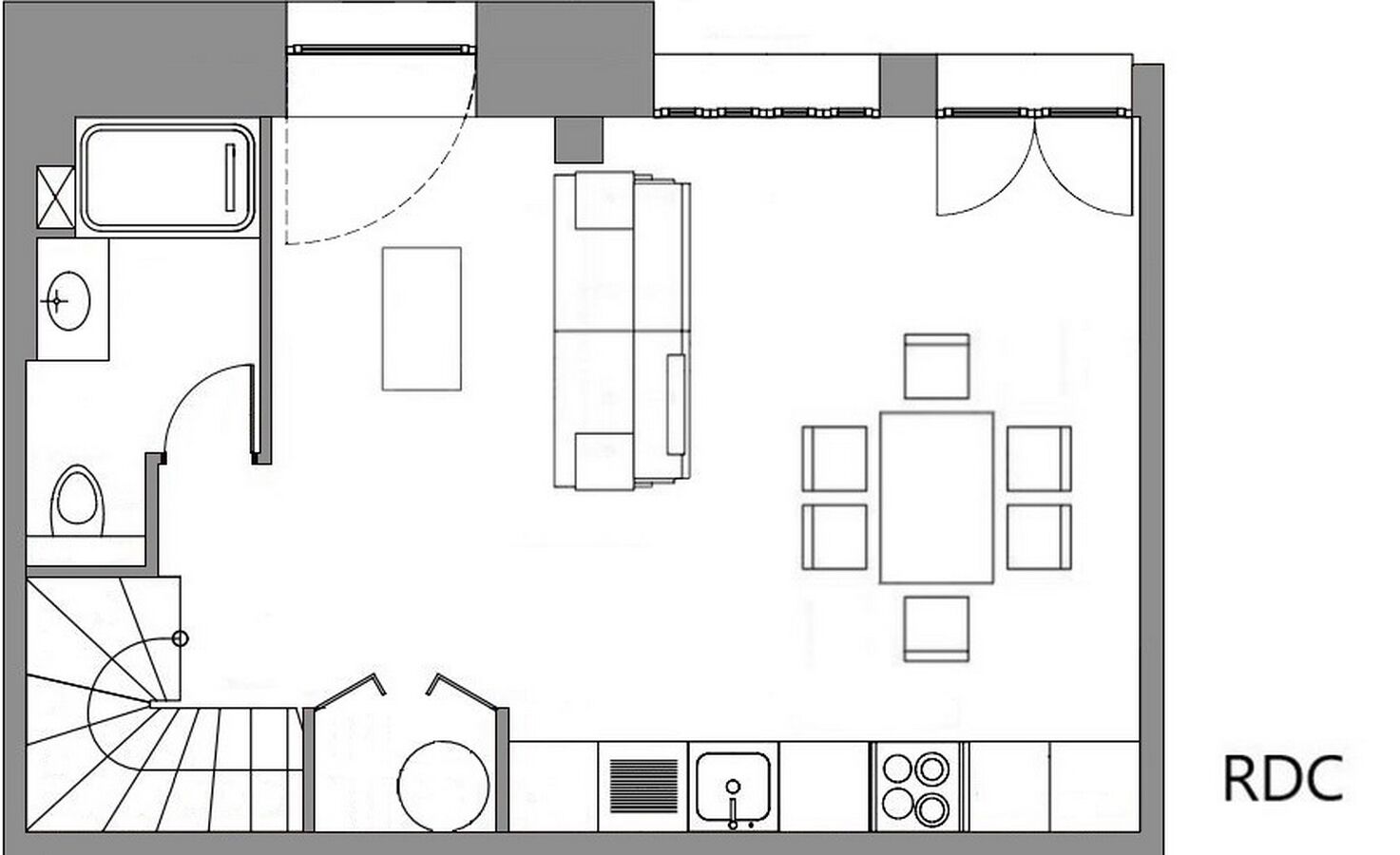 Cocina con lavabo, estufa y refrigerador. Hay un comedor con mesa y sillas.