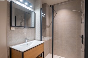 Shower, hair dryer, towels, toilet paper
