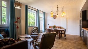 Una sala moderna con comedor, ventanas amplias y una cocina equipada.