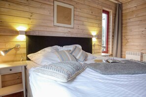 3 室のベッドルーム、旅行用ベビーベッド、WiFi (無料)、ベッドシーツ