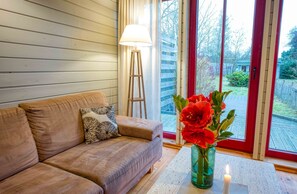 Smart TV, fireplace, DVD player