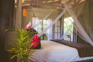 Suite, 2 slaapkamers, uitzicht op tuin | Een kluis op de kamer, individueel gedecoreerd, individueel gemeubileerd