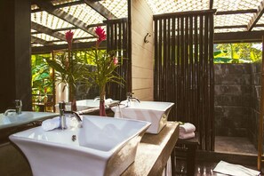 Chambre Double Supérieure, 1 trÚs grand lit, vue piscine, en bord de piscine | Salle de bain