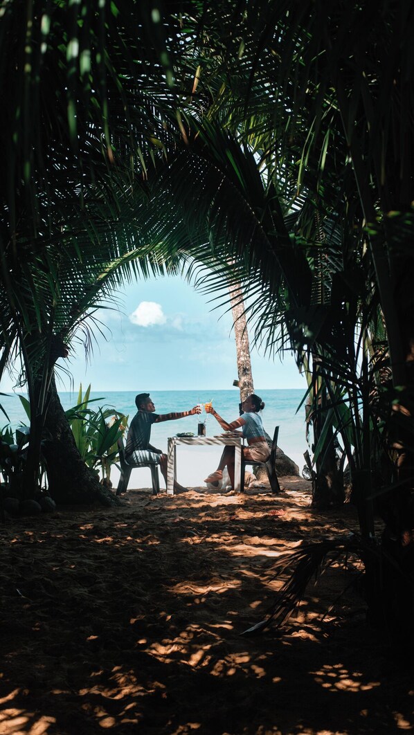 En la playa, sillas reclinables de playa, toallas de playa