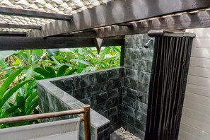 ห้องลักซ์ชัวรี่ดับเบิล, เตียงคิงไซส์ 1 เตียง, วิวสระว่ายน้ำ | ห้องน้ำ | ฝักบัว, ผ้าเช็ดตัว, สบู่, ยาสระผม