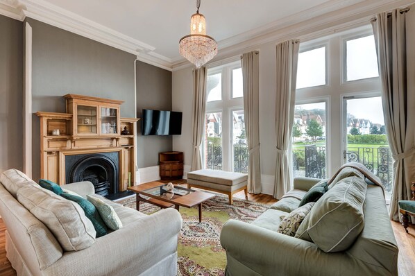 Leilighet, 2 soverom | Oppholdsområde | En 50-tommers smart-TV med digitale kanaler samt TV