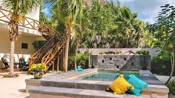 Hồ bơi ngoài trời, mở cửa từ 9:00 đến 21:00, ghế dài tắm nắng