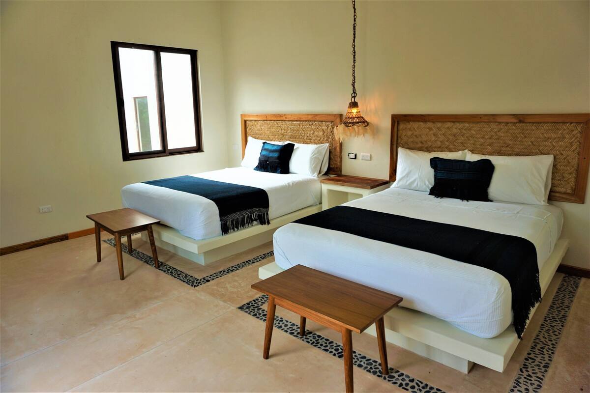 Superior Double Room, Pool View | Peralatan tempat tidur premium, peti besi dalam bilik
