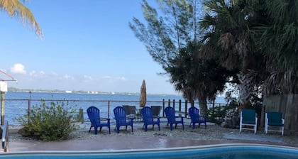 Uusi omaisuus! Huikeat näkymät. Rantahotelli “Paradise Bay.” Allas ja kävelymatka rannalle