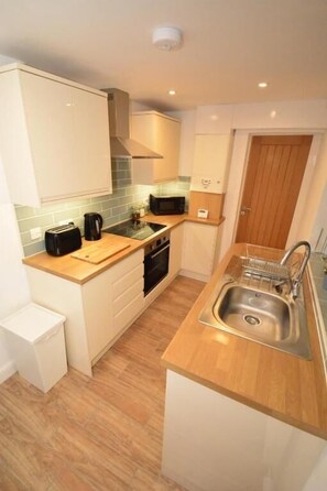 Departamento superior | Cocina privada | Refrigerador, microondas, horno y tetera eléctrica 