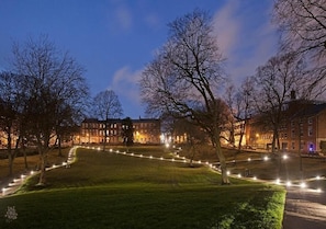 Fassade der Unterkunft – Abend/Nacht