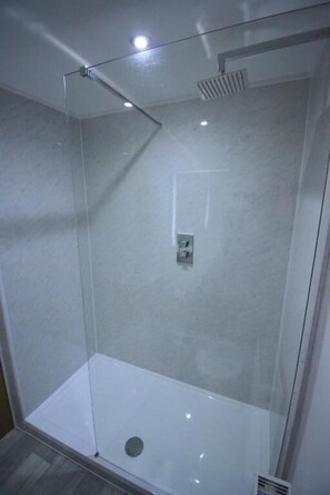 Superior-Apartment | Badezimmer | Duschwanne, Handtücher, Seife, Toilettenpapier