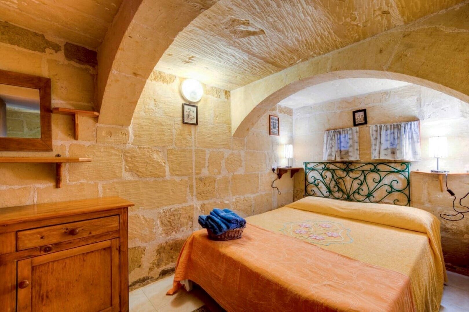 3 bedrooms, travel cot, WiFi