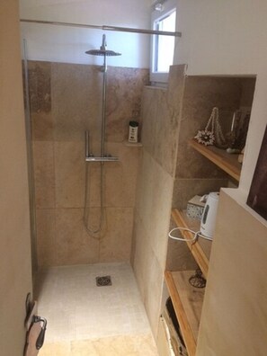 Quarto quádruplo | Banheiro | Chuveiro, chuveiro com efeito de chuva, secador de cabelo 