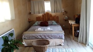 Quadruple Room | Premium bedding, blackout drapes, individually decorated - Un Brin d'Folies (Le Beausset)