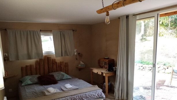 Quadruple Room | Premium bedding, blackout drapes, individually decorated - Un Brin d'Folies (Le Beausset)
