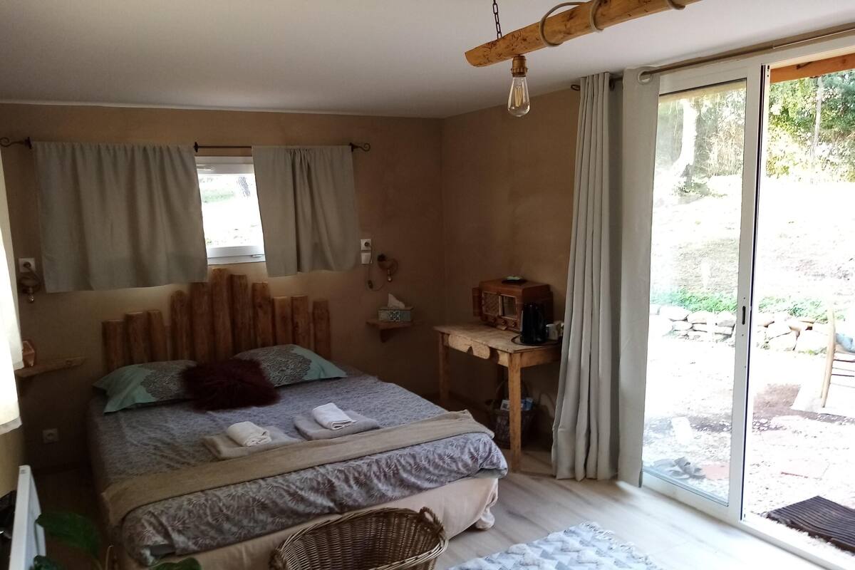 Habitació quàdruple | Roba de llit d'alta qualitat, cortines opaques i decoració individual 