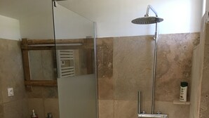 Family Suite | Bathroom | Shower, rainfall showerhead, hair dryer, bathrobes - Un Brin d'Folies (Le Beausset)
