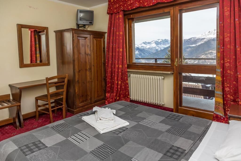 Escritorio, espacio para trabajar con laptop y ropa de cama 