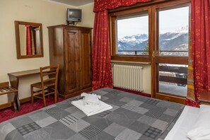 Escritorio, espacio para trabajar con laptop y ropa de cama