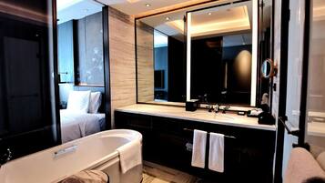 Un baño moderno con una bañera grande, un tocador con doble lavabo y un espejo amplio.