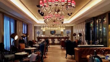 Daily buffet breakfast (CNY 158 per person)