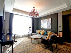 Bộ đồ giường cao cấp, chăn bông, minibar, két bảo mật tại phòng 