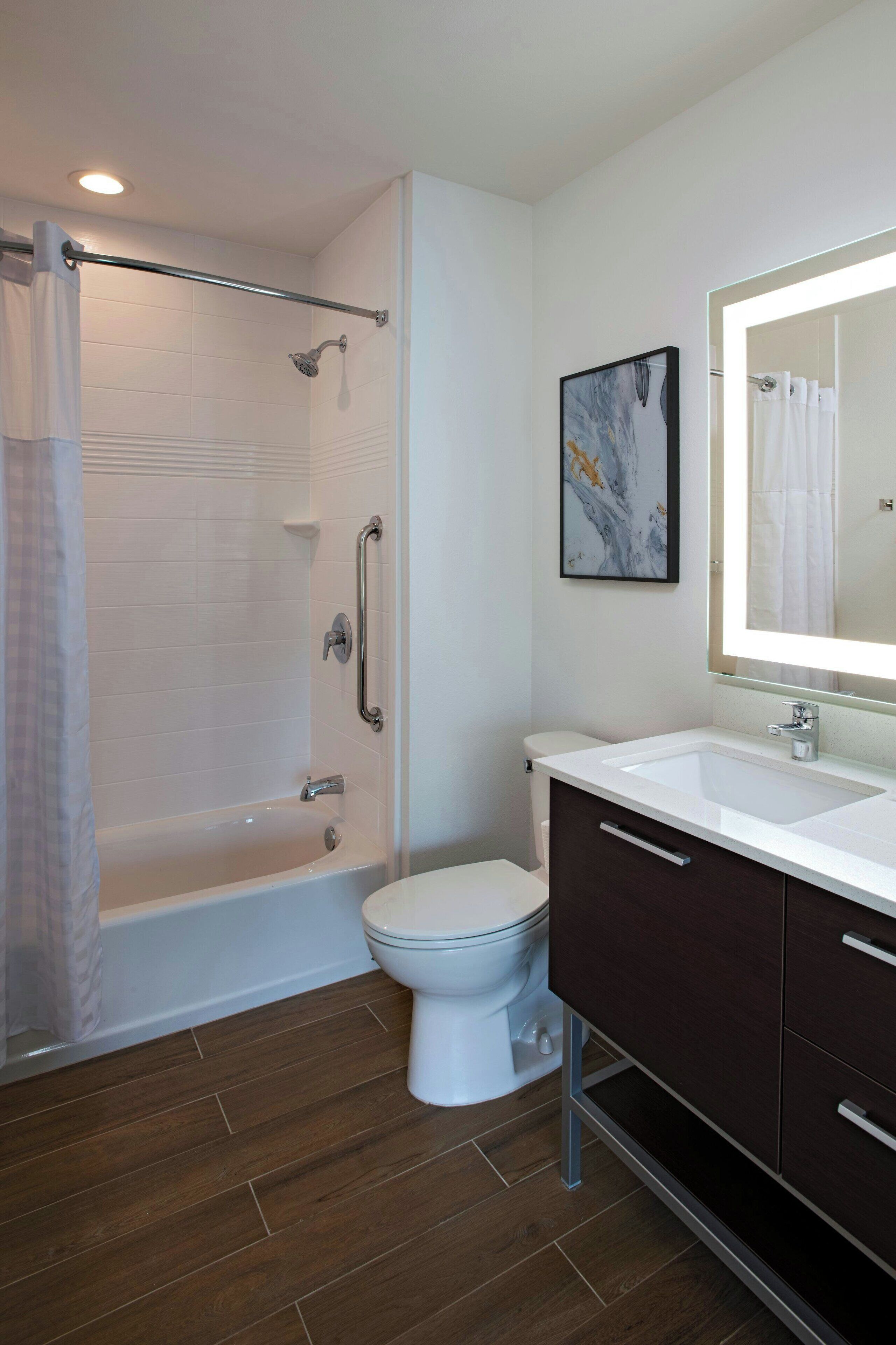 studio, 1 king bed with sofa bed, non smoking | bathroom | combined shower/bathtub, free toiletries, hair dryer, towels