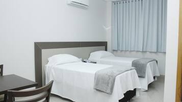 ミニバー、WiFi (無料)