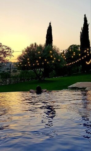 季节性开放的室外游泳池