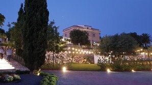 A pathway leading to a building with stone steps and a stone wall. - Hotel Villa Flora Relais (Caltanissetta)