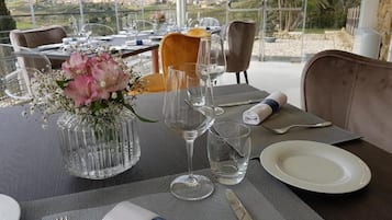 Déjeuner et dßner servis sur place, spécialités Cuisine locale