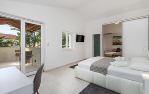 4 bedrooms, in-room safe, free WiFi, bed sheets