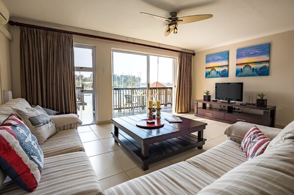 Appartement, 2 chambres | Coin séjour | Télévision à écran plat de 32 pouces avec chaînes par satellite