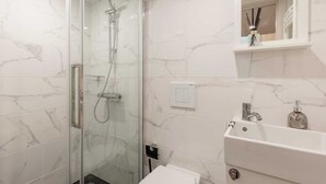 Apartment | Bathroom | Shower, hair dryer, towels, soap - D11- High Quality Apartments (Budapest)