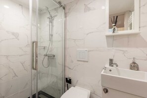 Apartment | Bathroom | Shower, hair dryer, towels, soap - D11- High Quality Apartments (Budapest)
