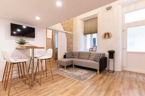 Apartment | Living room | Flat-screen TV - D11- High Quality Apartments (Budapest)
