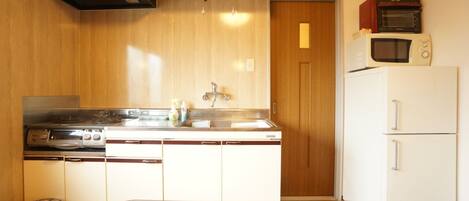 Fridge, microwave, stovetop, cookware/dishes/utensils