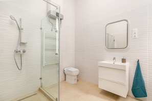 تجهيزات دش، مجففات شعر، مناشف، صابون