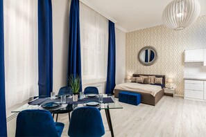 تلفزيون بشاشة مسطحة