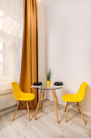 تناول الطعام داخل الغرفة